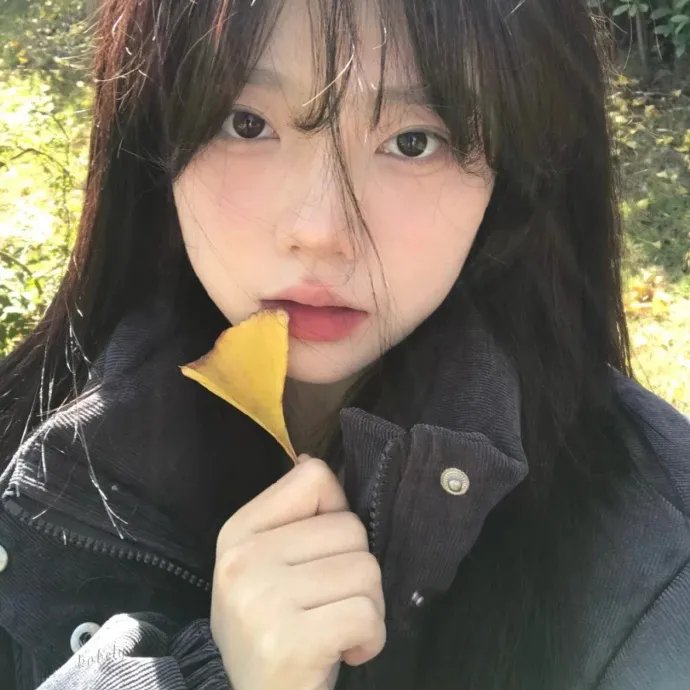 窗中女孩